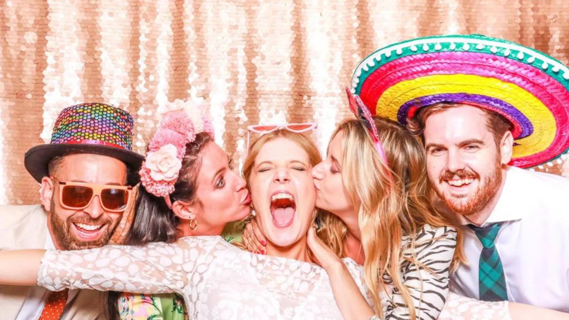 Photo Mirror Booth casamento: Casamento • fundo clean + luz suave • moldura personalizada